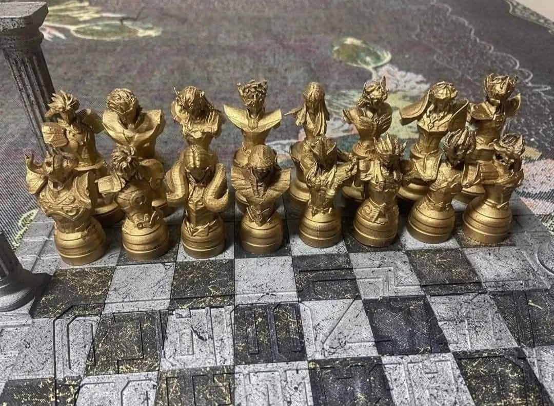 Jeu D'échecs En Métal - Seigneurs Et Dragons - Pièces Argentées - Vintage